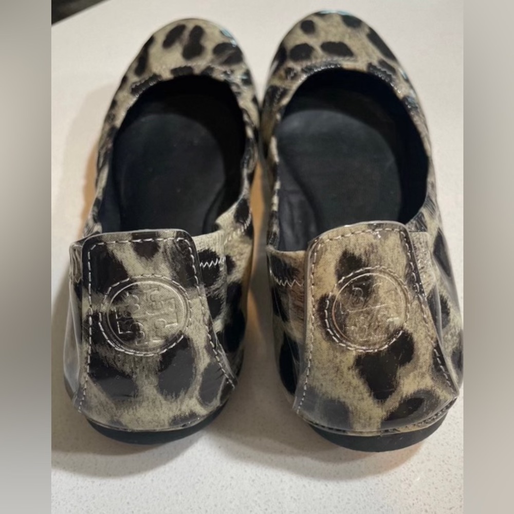 TORY BURCH EDDIE ANIMAL-PRINT PATENT
LEATHER BALLERINA FLATS - Picture 3 of 6
